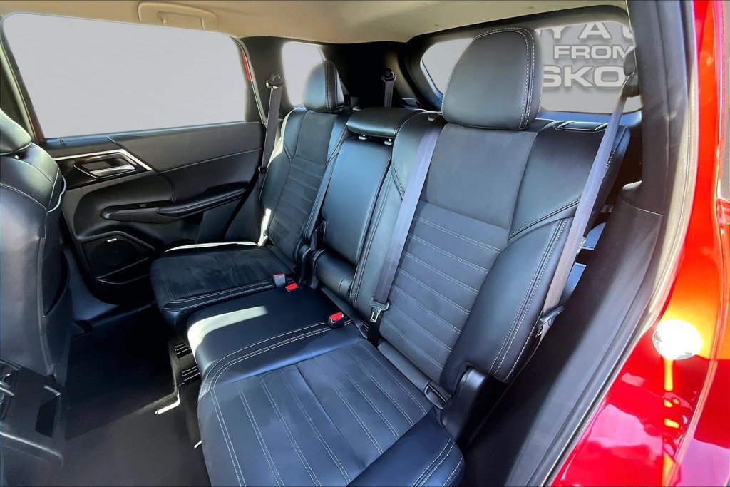 Used 2025 Mitsubishi Outlander AWD image 25