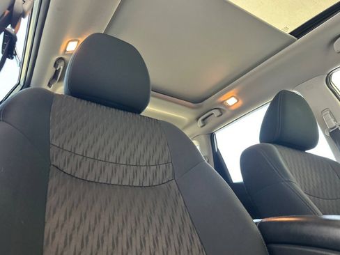 Used 2018 Nissan Rogue SV w/ Sun & Sound Touring Package FWD image 17