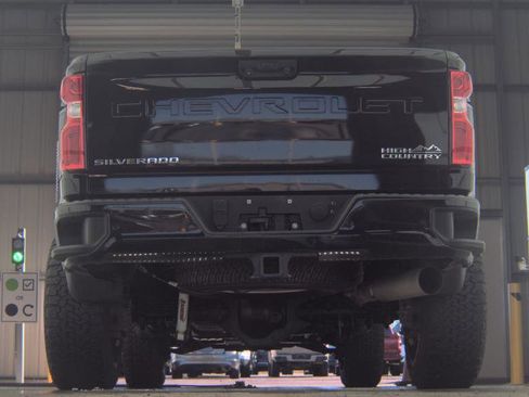 Used 2021 Chevrolet Silverado 2500 High Country w/ Z71 Off-Road Package image 12