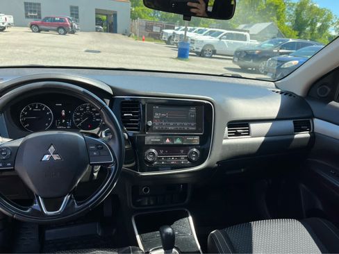 Used 2017 Mitsubishi Outlander SE AWD/4WD image 27