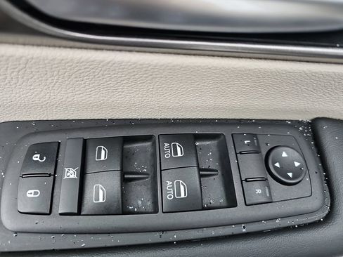 Used 2024 Chrysler Pacifica Touring-L image 26