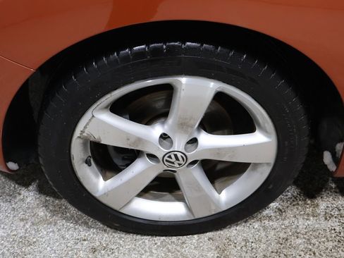 Used 2010 Volkswagen Beetle Coupe image 7