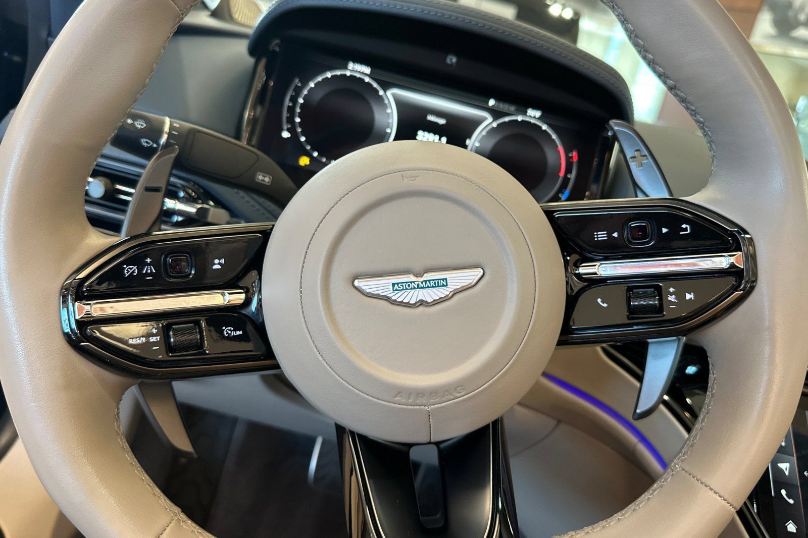 Used 2024 Aston Martin DB12 Convertible RWD image 30