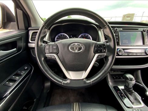Used 2017 Toyota Highlander SE image 6