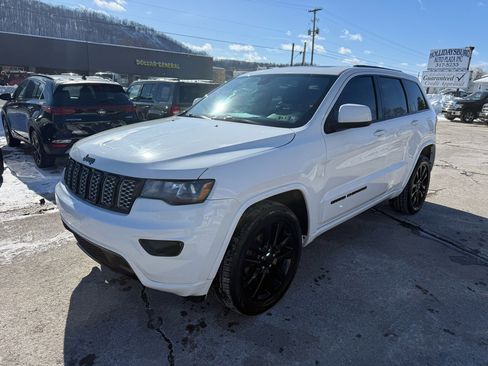 Used 2018 Jeep Grand Cherokee Altitude image 3