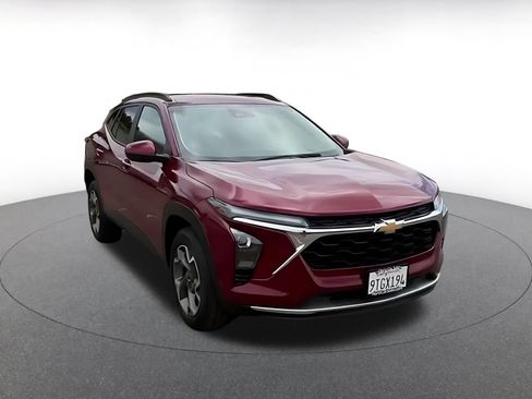 Used 2025 Chevrolet Trax LT w/ LT Convenience Package FWD image 3