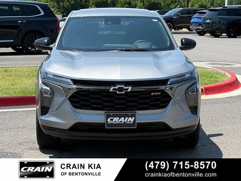 Used 2025 Chevrolet Trax RS FWD image 2