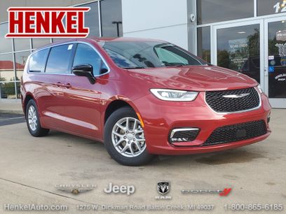 New 2025 Chrysler Pacifica Select w/ Uconnect Theater Family Group