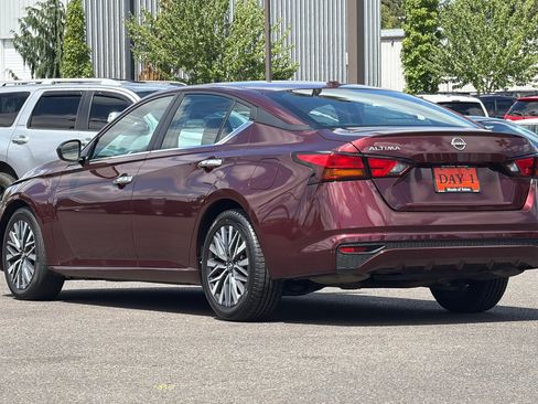 Used 2025 Nissan Altima 2.5 SV FWD image 8