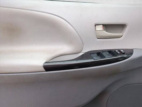 Used 2014 Toyota Sienna LE FWD image 11
