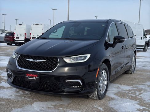 New 2026 Chrysler Pacifica Select image 2