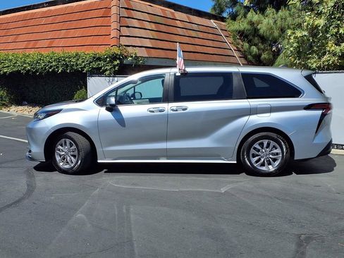 Certified 2022 Toyota Sienna XLE FWD image 3
