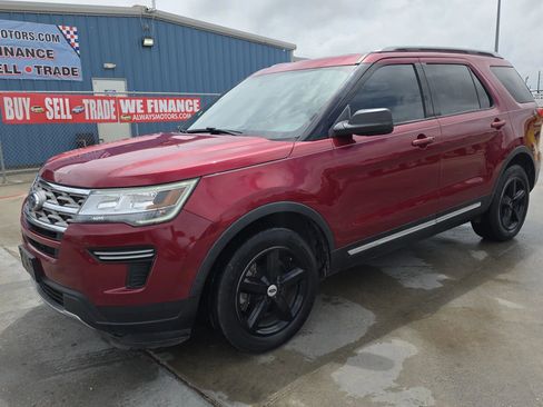 Used 2018 Ford Explorer XLT image 2