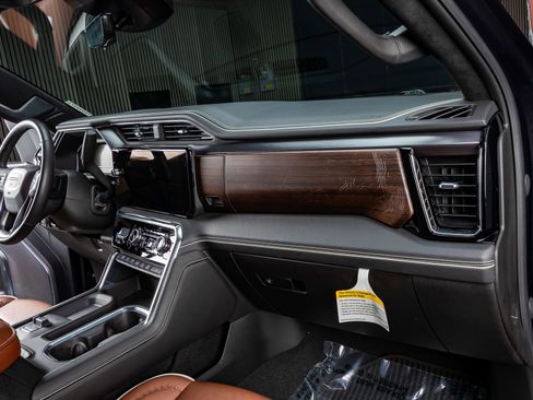 Used 2025 GMC Sierra 2500 Denali Ultimate image 18