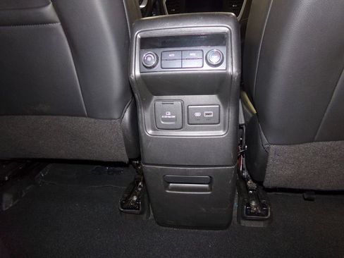 Used 2023 GMC Acadia SLT image 9