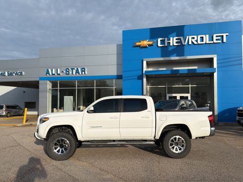 Used 2018 Toyota Tacoma SR5 AWD/4WD image 3