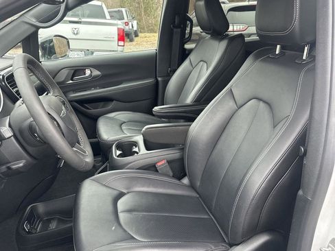 Used 2025 Chrysler Pacifica Select image 7