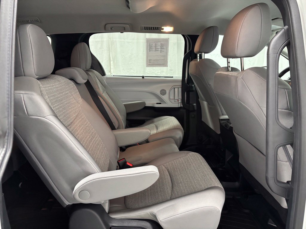 Used 2026 Toyota Sienna LE FWD image 58