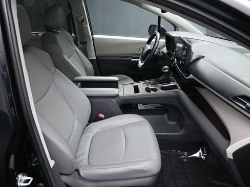 Used 2024 Toyota Sienna XLE image 39