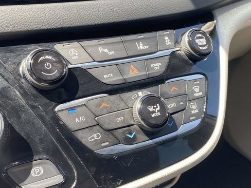 Used 2023 Chrysler Pacifica Touring-L FWD image 54