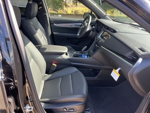 New 2025 Cadillac XT6 Luxury image 35