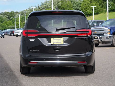 Used 2025 Chrysler Pacifica Select FWD image 4