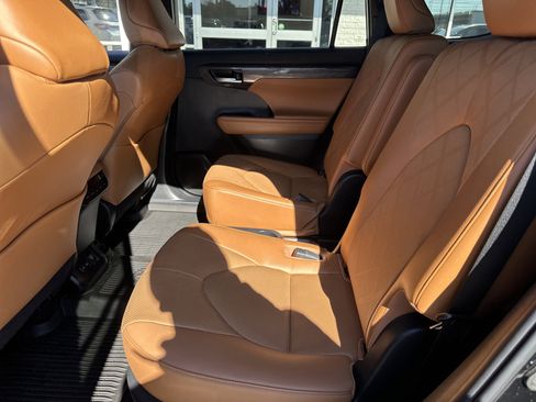 Used 2023 Toyota Highlander Platinum image 12