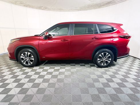 Used 2025 Toyota Highlander XLE AWD/4WD image 6