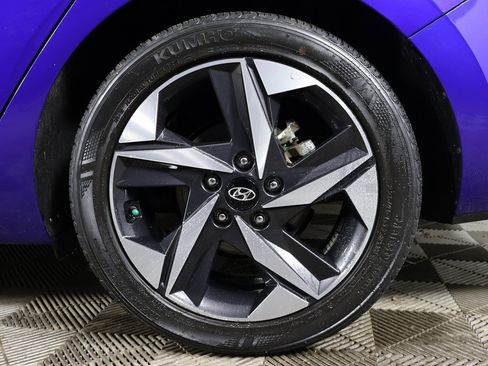 Certified 2023 Hyundai Elantra Limited w/ Preferred Accessory Package image 18