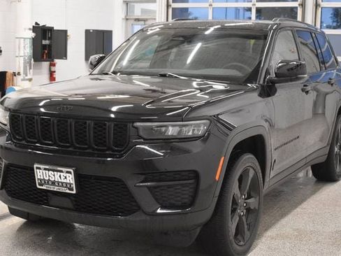 Used 2024 Jeep Grand Cherokee Altitude AWD/4WD image 9