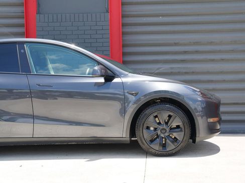 Used 2024 Tesla Model Y Long Range RWD image 5
