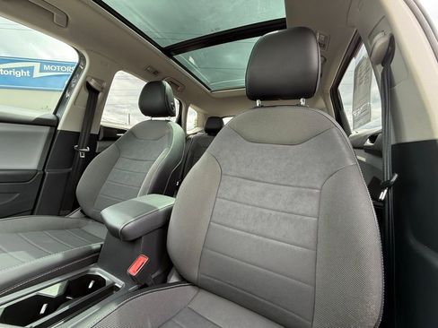 Used 2022 Volkswagen Taos SE w/ Panoramic Sunroof Package AWD/4WD image 12