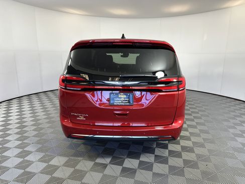 Used 2025 Chrysler Pacifica Select image 10