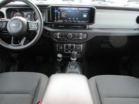 Used 2024 Jeep Gladiator Sport AWD/4WD image 15
