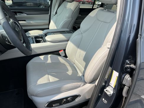 Used 2023 Jeep Wagoneer L Series III w/ Premium Group I AWD/4WD image 10