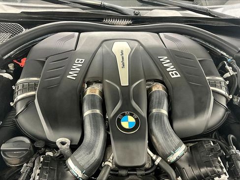 Used 2019 BMW 750i xDrive w/ Executive Package image 12