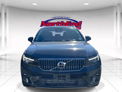 Used 2025 Volvo XC40 B5 Plus image 8