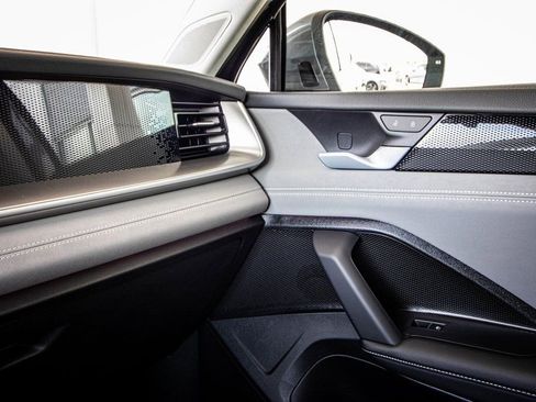 New 2026 Volkswagen Tiguan SE image 44