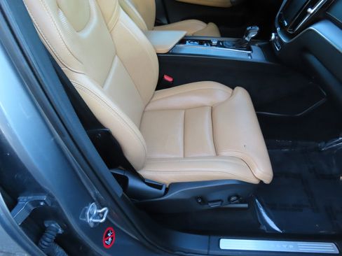 Used 2019 Volvo XC60 T5 Inscription w/ Protection Package Premier image 17