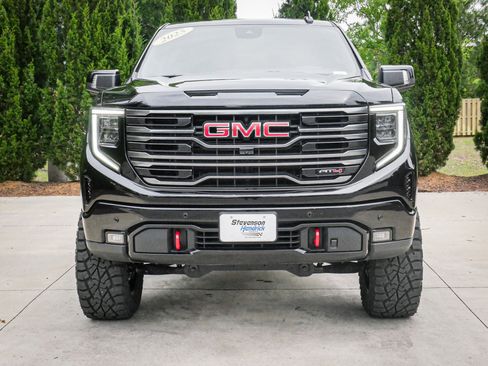 Used 2025 GMC Sierra 1500 AT4 w/ Technology Package AWD/4WD image 3