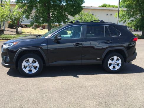 Used 2021 Toyota RAV4 XLE w/ XLE Grade Weather Package AWD/4WD image 3