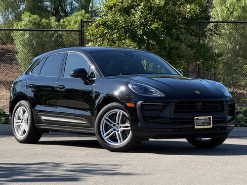 Certified 2024 Porsche Macan AWD/4WD image 9