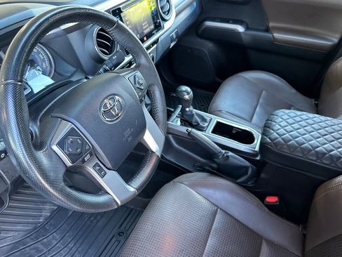Used 2016 Toyota Tacoma Limited w/ Towing Package image 4