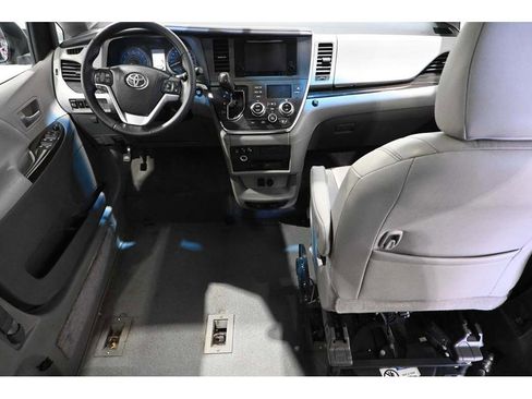 Used 2015 Toyota Sienna XLE Premium FWD image 21