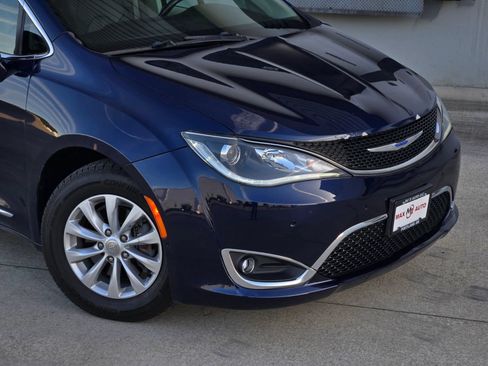 Used 2019 Chrysler Pacifica Touring-L FWD image 48