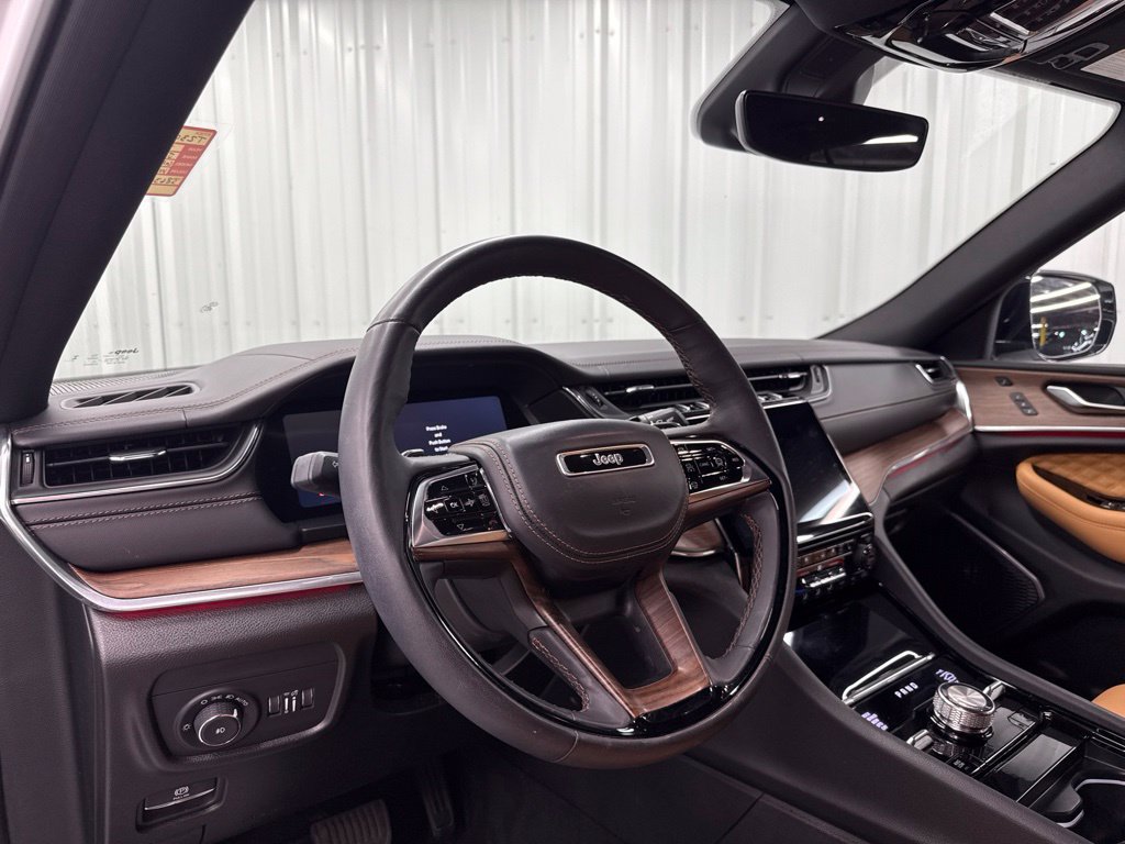 Used 2025 Jeep Grand Cherokee Summit w/ MOPAR Finishing Package AWD/4WD image 18