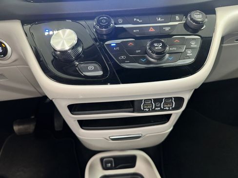 Used 2024 Chrysler Pacifica Touring-L FWD image 15