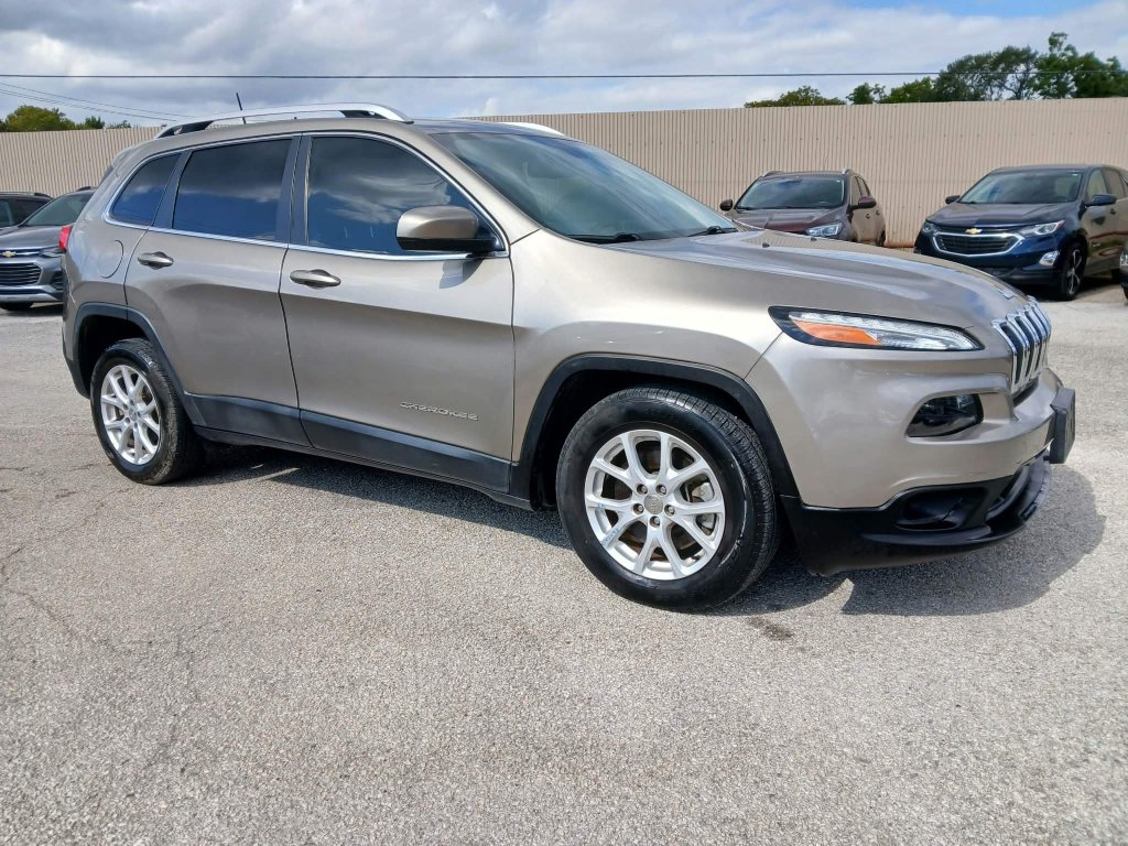Used 2017 Jeep Cherokee Latitude FWD image 3