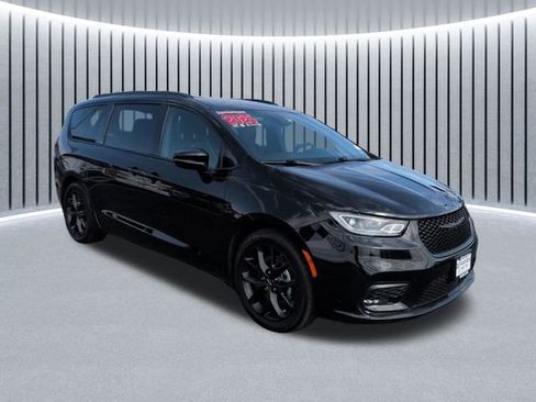 Used 2025 Chrysler Pacifica Limited FWD image 1