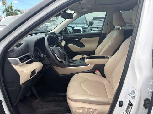 Used 2024 Toyota Highlander XLE FWD image 30